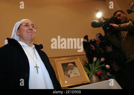 Suor Marie Simon-Pierre partecipa a una conferenza stampa ad Aix en Provence, Francia meridionale, il 17 gennaio 2011. I funzionari del Vaticano hanno detto il miracolo attribuito all'intercessione di Giovanni Paolo con Dio interessato Suor Marie Simon-Pierre Normand, una suora francese di 49 anni diagnosticata il morbo di Parkinson, da cui il papa stesso aveva sofferto. Ha detto che la sua malattia è scomparsa inspiegabilmente due mesi dopo la sua morte, quando lei e le sue altre suore gli pregavano. L'ex pontefice, morto nel 2005, è accreditato di salvare la vita della suora francese e si prevede che sia battuto Foto Stock