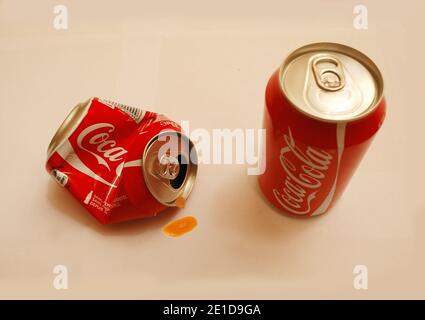 Illustrazione con le lattine di Coca-Cola nel febbraio 2011.uno dei segreti commerciali più strettamente custoditi nella storia del commercio può essere un segreto non più: Il programma radiofonico 'This American Life' pensa di aver trovato la ricetta esatta per la bevanda analcolica più popolare al mondo Coca-Cola in un articolo di giornale del 1979. Secondo l'ospite dello spettacolo, ira Glass, il componente aromatizzante segreto della bevanda, creato dal farmacista John Pemberton nel 1886, è chiamato "Merchandie 7X". Il personale dello spettacolo ha recentemente inciampato in tutta l'edizione dell'8 febbraio 1979 dell'Atlanta Journal-Constitution, che ha pubblicato un Foto Stock