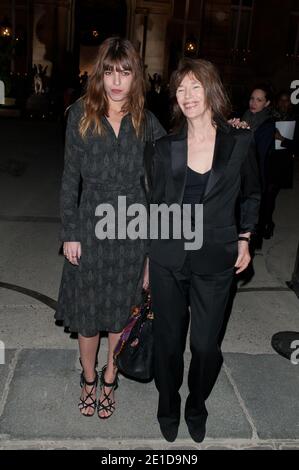 Jane Birkin e sua figlia Lou Doillon frequentano la mostra Yves Saint Laurent Autunno-Inverno 2011/2012 Collezione Ready-to-Wear tenutasi all'Hotel Salmon de Rothschild a Parigi, Francia il 7 marzo 2011. Foto di Nicolas Genin/ABACAPRESS.COM Foto Stock