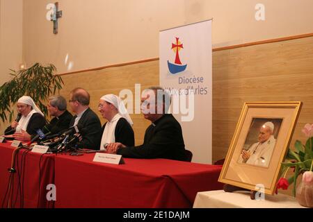 Suor Marie Simon-Pierre partecipa a una conferenza stampa ad Aix en Provence, Francia meridionale, il 17 gennaio 2011. I funzionari del Vaticano hanno detto il miracolo attribuito all'intercessione di Giovanni Paolo con Dio interessato Suor Marie Simon-Pierre Normand, una suora francese di 49 anni diagnosticata il morbo di Parkinson, da cui il papa stesso aveva sofferto. Ha detto che la sua malattia è scomparsa inspiegabilmente due mesi dopo la sua morte, quando lei e le sue altre suore gli pregavano. L'ex pontefice, morto nel 2005, è accreditato di salvare la vita della suora francese e si prevede che sia battuto Foto Stock