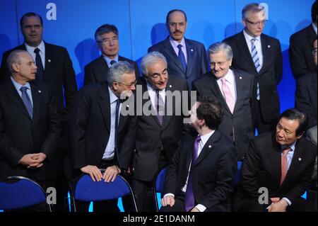 1° turno Ministro delle finanze britannico Goerge Osborne, Ministro delle finanze coreano Jeung Hyun, 2 round Ministro delle finanze australiano Wayne Swane, Dominique Strauss-Kahn, Direttore Generale, Fondo monetario internazionale, Presidente della Banca centrale europea Jean-Claude Trichet 3d round Banca centrale di Corea Governatore Kim Choongsoo, Governatore della Banca centrale indiana Duvuri Subbarao, Commissario europeo per gli affari economici e monerati Olli Rehn durante il quadro familiare del vertice delle finanze del G20 tenutosi il 19 febbraio 2011 al ministero delle finanze di Bercy a Parigi, in Francia. Responsabili finanziari dei 20 paesi industrializzati del mondo Foto Stock