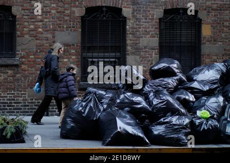Dopo una bizzard del fine settimana di Natale che ha scaricato 20 pollici di neve su New York City, la spazzatura si raccoglie in pile sul marciapiede a Mahattan di New York, NY USA il 4 gennaio 2011. Foto di Mehdi Taamallah/ABACAUSA.COM Foto Stock