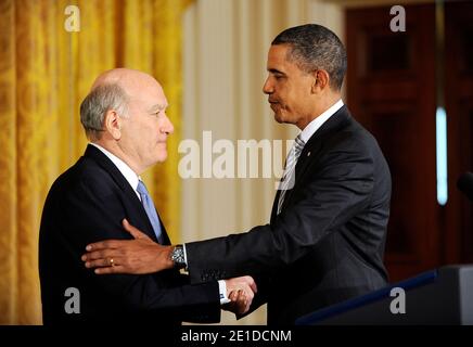 Il presidente Barack Obama si congratula con William Daley come nuovo Capo di Stato maggiore della Casa Bianca nella stanza orientale della Casa Bianca 6 gennaio 2011 a Washington, DC. Daley ha sostituito Rahm Emanuel, ex congressista dell'Illinois che è tornato a Chicago per correre per Mayor.Photo by Olivier Douliery/ ABACAUSA.com Foto Stock