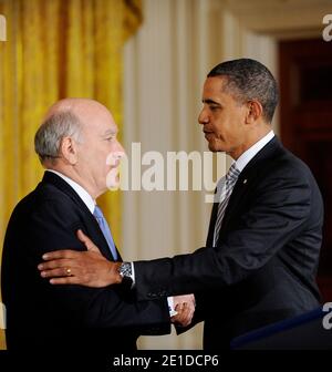 Il presidente Barack Obama si congratula con William Daley come nuovo Capo di Stato maggiore della Casa Bianca nella stanza orientale della Casa Bianca 6 gennaio 2011 a Washington, DC. Daley ha sostituito Rahm Emanuel, ex congressista dell'Illinois che è tornato a Chicago per correre per Mayor.Photo by Olivier Douliery/ ABACAUSA.com Foto Stock