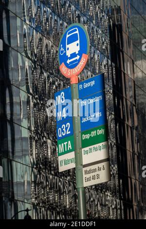 L'insegna informativa della fermata dell'autobus si trova a E. 40th Street su Madison Avenue, New York, USA Foto Stock