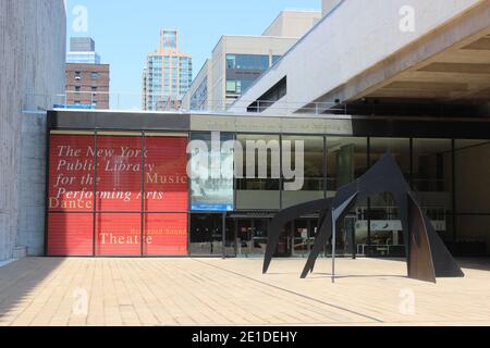 Biblioteca pubblica di New York per le arti dello spettacolo e le Guichet (The Box Office) di Alexander Calder, Lincoln Center, New York Foto Stock