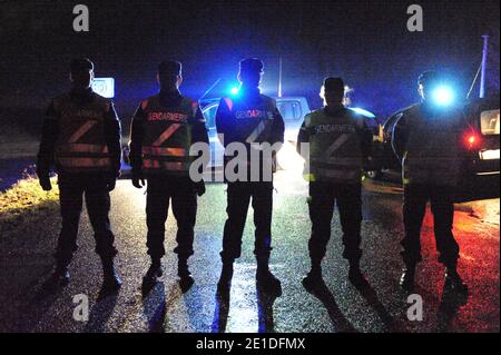 Reconstitution des degradations commises contre une ligne TGV de l'Est dans l'affaire dite de Tarnac, a Dhuisy, Seine-et-Marne, France dans la nuit du 13 au 14 janvier 2011. Dans la nuit du 7 au 8 novembre 2008, Julien Coupat conduit les policiers, qui le filaient en Seine-et-Marne, a proxite de la ligne du TGV Est, ou a lieu l’un des quatre sabotages de la nuit. Il est en compagnie d’Yildune Levy et il cherche a dejouer la policiere di sorveglianza. La filature inizia a 18 h 25 au niveau de l’autostrada A4. Le Couple emprunte les departementales D81 et D845, autour de Dhuisy. Leur Mercedes e. Foto Stock