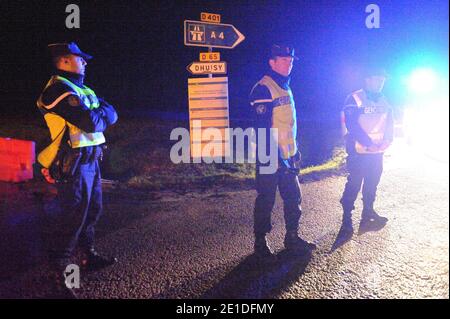 Reconstitution des degradations commises contre une ligne TGV de l'Est dans l'affaire dite de Tarnac, a Dhuisy, Seine-et-Marne, France dans la nuit du 13 au 14 janvier 2011. Dans la nuit du 7 au 8 novembre 2008, Julien Coupat conduit les policiers, qui le filaient en Seine-et-Marne, a proxite de la ligne du TGV Est, ou a lieu l’un des quatre sabotages de la nuit. Il est en compagnie d’Yildune Levy et il cherche a dejouer la policiere di sorveglianza. La filature inizia a 18 h 25 au niveau de l’autostrada A4. Le Couple emprunte les departementales D81 et D845, autour de Dhuisy. Leur Mercedes e. Foto Stock