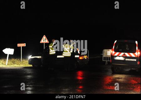 Reconstitution des degradations commises contre une ligne TGV de l'Est dans l'affaire dite de Tarnac, a Dhuisy, Seine-et-Marne, France dans la nuit du 13 au 14 janvier 2011. Dans la nuit du 7 au 8 novembre 2008, Julien Coupat conduit les policiers, qui le filaient en Seine-et-Marne, a proxite de la ligne du TGV Est, ou a lieu l’un des quatre sabotages de la nuit. Il est en compagnie d’Yildune Levy et il cherche a dejouer la policiere di sorveglianza. La filature inizia a 18 h 25 au niveau de l’autostrada A4. Le Couple emprunte les departementales D81 et D845, autour de Dhuisy. Leur Mercedes e. Foto Stock