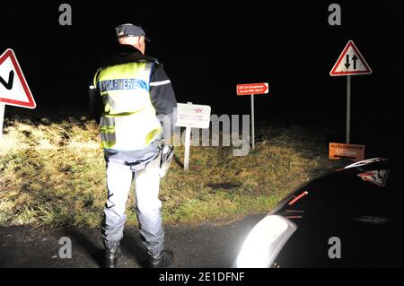 Reconstitution des degradations commises contre une ligne TGV de l'Est dans l'affaire dite de Tarnac, a Dhuisy, Seine-et-Marne, France dans la nuit du 13 au 14 janvier 2011. Dans la nuit du 7 au 8 novembre 2008, Julien Coupat conduit les policiers, qui le filaient en Seine-et-Marne, a proxite de la ligne du TGV Est, ou a lieu l’un des quatre sabotages de la nuit. Il est en compagnie d’Yildune Levy et il cherche a dejouer la policiere di sorveglianza. La filature inizia a 18 h 25 au niveau de l’autostrada A4. Le Couple emprunte les departementales D81 et D845, autour de Dhuisy. Leur Mercedes e. Foto Stock