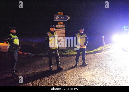 Reconstitution des degradations commises contre une ligne TGV de l'Est dans l'affaire dite de Tarnac, a Dhuisy, Seine-et-Marne, France dans la nuit du 13 au 14 janvier 2011. Dans la nuit du 7 au 8 novembre 2008, Julien Coupat conduit les policiers, qui le filaient en Seine-et-Marne, a proxite de la ligne du TGV Est, ou a lieu l’un des quatre sabotages de la nuit. Il est en compagnie d’Yildune Levy et il cherche a dejouer la policiere di sorveglianza. La filature inizia a 18 h 25 au niveau de l’autostrada A4. Le Couple emprunte les departementales D81 et D845, autour de Dhuisy. Leur Mercedes e. Foto Stock