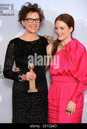 La presentatrice Julianne Moore (a destra) e Annette BENING con il suo premio per la migliore prestazione di un'attrice in un'immagine in movimento (commedia musicale) per "i bambini sono tutti a destra", si pone nella sala stampa della 68a cerimonia del Golden Globe Awards, tenutasi al Beverly Hilton Hotel di Los Angeles, CA, USA il 16 gennaio 2011. Foto di Lionel Hahn/ABACAUSA.COM Foto Stock