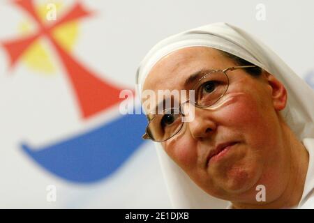 Suor Marie Simon-Pierre partecipa a una conferenza stampa ad Aix en Provence, Francia meridionale, il 17 gennaio 2011. I funzionari del Vaticano hanno detto il miracolo attribuito all'intercessione di Giovanni Paolo con Dio interessato Suor Marie Simon-Pierre Normand, una suora francese di 49 anni diagnosticata il morbo di Parkinson, da cui il papa stesso aveva sofferto. Ha detto che la sua malattia è scomparsa inspiegabilmente due mesi dopo la sua morte, quando lei e le sue altre suore gli pregavano. L'ex pontefice, morto nel 2005, è accreditato di salvare la vita della suora francese e si prevede che sia battuto Foto Stock