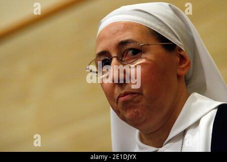 Suor Marie Simon-Pierre partecipa a una conferenza stampa ad Aix en Provence, Francia meridionale, il 17 gennaio 2011. I funzionari del Vaticano hanno detto il miracolo attribuito all'intercessione di Giovanni Paolo con Dio interessato Suor Marie Simon-Pierre Normand, una suora francese di 49 anni diagnosticata il morbo di Parkinson, da cui il papa stesso aveva sofferto. Ha detto che la sua malattia è scomparsa inspiegabilmente due mesi dopo la sua morte, quando lei e le sue altre suore gli pregavano. L'ex pontefice, morto nel 2005, è accreditato di salvare la vita della suora francese e si prevede che sia battuto Foto Stock