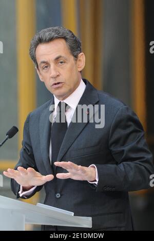 Il presidente francese Nicolas Sarkozy consegna i suoi auguri per il nuovo anno ai lavoratori della cultura francese al Grand Palais di Parigi, in Francia, il 19 gennaio 2011, dopo che Nicolas Sarkozy e sua moglie Carla Bruni-Sarkozy hanno visitato il sito di ristrutturazione delle gallerie nella sala espositiva del Grand Palais. Foto di Nicolas Gouhier/ABACAPRESS.COM Foto Stock