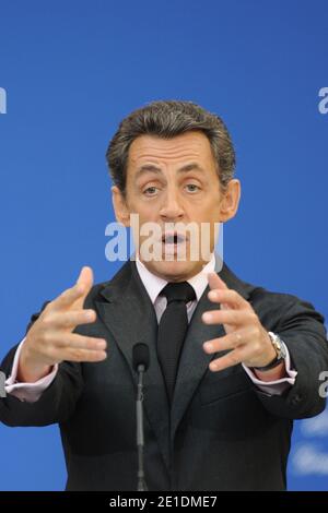 Il presidente francese Nicolas Sarkozy consegna i suoi auguri per il nuovo anno ai lavoratori della cultura francese al Grand Palais di Parigi, in Francia, il 19 gennaio 2011, dopo che Nicolas Sarkozy e sua moglie Carla Bruni-Sarkozy hanno visitato il sito di ristrutturazione delle gallerie nella sala espositiva del Grand Palais. Foto di Nicolas Gouhier/ABACAPRESS.COM Foto Stock
