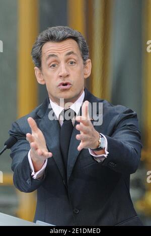 Il presidente francese Nicolas Sarkozy consegna i suoi auguri per il nuovo anno ai lavoratori della cultura francese al Grand Palais di Parigi, in Francia, il 19 gennaio 2011, dopo che Nicolas Sarkozy e sua moglie Carla Bruni-Sarkozy hanno visitato il sito di ristrutturazione delle gallerie nella sala espositiva del Grand Palais. Foto di Nicolas Gouhier/ABACAPRESS.COM Foto Stock