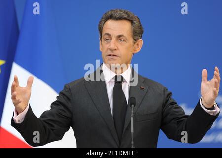 Il presidente francese Nicolas Sarkozy consegna i suoi auguri per il nuovo anno ai lavoratori della cultura francese al Grand Palais di Parigi, in Francia, il 19 gennaio 2011, dopo che Nicolas Sarkozy e sua moglie Carla Bruni-Sarkozy hanno visitato il sito di ristrutturazione delle gallerie nella sala espositiva del Grand Palais. Foto di Nicolas Gouhier/ABACAPRESS.COM Foto Stock
