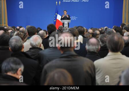 Il presidente francese Nicolas Sarkozy consegna i suoi auguri per il nuovo anno ai lavoratori della cultura francese al Grand Palais di Parigi, in Francia, il 19 gennaio 2011, dopo che Nicolas Sarkozy e sua moglie Carla Bruni-Sarkozy hanno visitato il sito di ristrutturazione delle gallerie nella sala espositiva del Grand Palais. Foto di Nicolas Gouhier/ABACAPRESS.COM Foto Stock