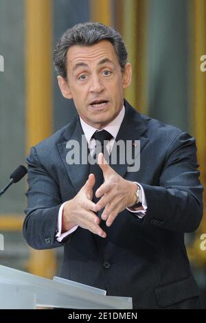 Il presidente francese Nicolas Sarkozy consegna i suoi auguri per il nuovo anno ai lavoratori della cultura francese al Grand Palais di Parigi, in Francia, il 19 gennaio 2011, dopo che Nicolas Sarkozy e sua moglie Carla Bruni-Sarkozy hanno visitato il sito di ristrutturazione delle gallerie nella sala espositiva del Grand Palais. Foto di Nicolas Gouhier/ABACAPRESS.COM Foto Stock