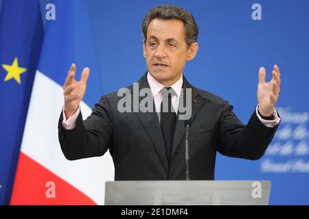Il presidente francese Nicolas Sarkozy consegna i suoi auguri per il nuovo anno ai lavoratori della cultura francese al Grand Palais di Parigi, in Francia, il 19 gennaio 2011, dopo che Nicolas Sarkozy e sua moglie Carla Bruni-Sarkozy hanno visitato il sito di ristrutturazione delle gallerie nella sala espositiva del Grand Palais. Foto di Nicolas Gouhier/ABACAPRESS.COM Foto Stock