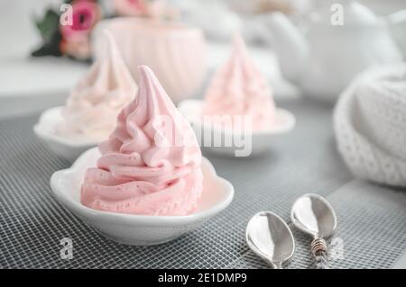 Dolci marshmallows di mele e frutti di bosco fatti in casa su un piatto bianco. Dolci sani fatti in casa. Molto marshmallow fatto a mano. Marshmallow naturale Foto Stock