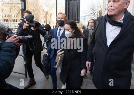 06 gennaio 2021. Londra, Regno Unito. Stella Moris e il co-fondatore di WikiLeaks Kristinn Hrafnsson lasciano un'audizione di bail per il suo Julian Assange a Westminster Magistrates Court. Foto di Ray Tang. Foto Stock