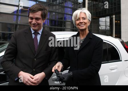 Christine Lagarde, ministro francese dell'Economia, delle Finanze e dell'industria, si pone alla guida di un'auto elettrica Ion Peugeot, a Parigi, in Francia, il 20 gennaio 2011. Il ministero dell'Economia utilizzerà la Ion car a quattro posti a quattro porte, lanciata alla fine del 2010. Foto di Stephane Lemouton/ABACAPRESS.COM Foto Stock
