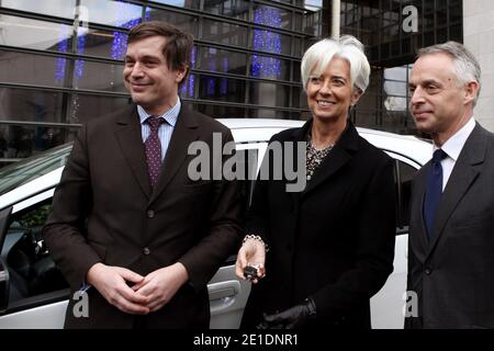 Christine Lagarde, ministro francese dell'Economia, delle Finanze e dell'industria, si pone alla guida di un'auto elettrica Ion Peugeot, a Parigi, in Francia, il 20 gennaio 2011. Il ministero dell'Economia utilizzerà la Ion car a quattro posti a quattro porte, lanciata alla fine del 2010. Foto di Stephane Lemouton/ABACAPRESS.COM Foto Stock