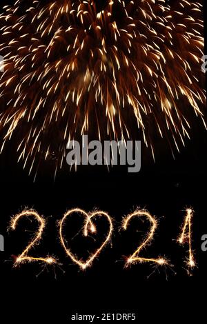 2021 realizzato con sparklers su sfondo nero Foto Stock