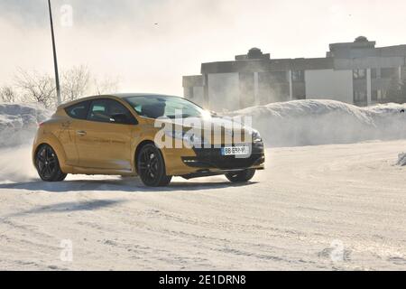 Valerie Damidot guida la Renault Megane RS sulle piste di ghiaccio di Andros durante il 14° festival del cinema comico l'Alpe d'Huez, a l'Alpe d'Huez, Alpi francesi, il 19 gennaio 2011. Foto di Jeremy Charriau/ABACAPRESS.COM Foto Stock