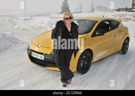 Valerie Damidot guida la Renault Megane RS sulle piste di ghiaccio di Andros durante il 14° festival del cinema comico l'Alpe d'Huez, a l'Alpe d'Huez, Alpi francesi, il 19 gennaio 2011. Foto di Jeremy Charriau/ABACAPRESS.COM Foto Stock