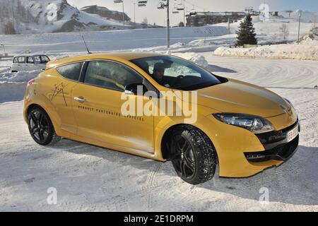 Valerie Damidot guida la Renault Megane RS sulle piste di ghiaccio di Andros durante il 14° festival del cinema comico l'Alpe d'Huez, a l'Alpe d'Huez, Alpi francesi, il 19 gennaio 2011. Foto di Jeremy Charriau/ABACAPRESS.COM Foto Stock