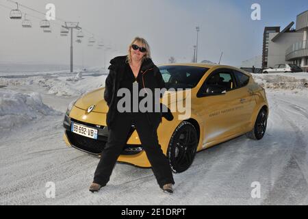 Valerie Damidot guida la Renault Megane RS sulle piste di ghiaccio di Andros durante il 14° festival del cinema comico l'Alpe d'Huez, a l'Alpe d'Huez, Alpi francesi, il 19 gennaio 2011. Foto di Jeremy Charriau/ABACAPRESS.COM Foto Stock