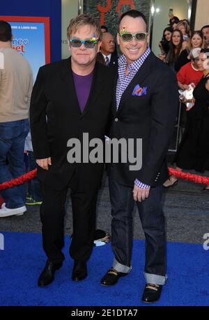 Elton John e David arrivano per la prima di 'Gnomeo and Juliet' di Touchstone Pictures al Teatro El Capitan di Los Angeles, CA, USA il 23 gennaio 2011. Foto di Lionel Hahn/ABACAPRESS.COM Foto Stock