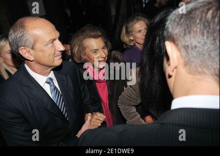 File photo - Liliane Bettencourt e sua figlia Francoise Bettencourt-Meyers lasciano Giorgio Armani Prive Primavera Estate 2011 Haute-Couture a Parigi, Francia, il 24 gennaio 2011. Liliane Bettencourt è morto all'età di 94 anni è stato annunciato il 21 settembre 2017. Bettencourt è stata la persona più ricca in Francia e la terza donna più ricca del mondo con un valore netto di 40 miliardi di dollari. È stata l'unica erede di l'Oreal, la più grande azienda di cosmetici del mondo, che è stata avviata dal padre, e un grande azionista di Nestle. Quasi un decennio fa un processo ha costretto Liliane personali affari nel pubblico li Foto Stock