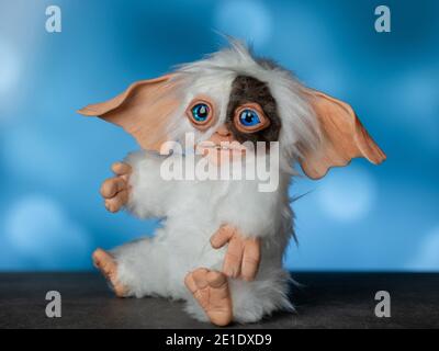 Giocattolo Gremlin Gizmo, fatto a mano con una tecnica mista da pelliccia sintetica e argilla polimerica Foto Stock