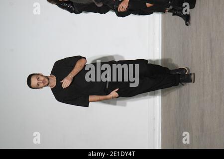 Il designer Kris Van Assche durante il suo show come parte della Paris Menswear Fashion Week Autunno/Inverno 2011-2012 a Parigi, Francia il 22 gennaio 2011. Foto di Alain Gil-Gonzalez/ABACAPRESS.COM Foto Stock