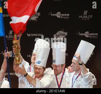 Il cuoco danese Rasmus Kofoed festeggia con i suoi compagni di squadra dopo aver vinto il trofeo 'Bocuse d'Or' al 13° Concorso 'Bocuse d'Or' World Cuisine, a Lione, nella Francia centrale, mercoledì 26 gennaio 2011. Nominato per lo chef francese Paul Bocuse, l'evento premia i giovani talenti culinari internazionali. Si svolge in due giorni vicino alla fine di gennaio a Lione, in Francia, presso IL SIRHA International Hotel, Catering and Food Trade Exhibition, ed è una delle competizioni culinarie più prestigiose del mondo. Foto di Vincent Dargent/ABACAPRESS.COM Foto Stock