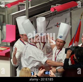 Il cuoco danese Rasmus Kofoed festeggia con i suoi compagni di squadra dopo aver vinto il trofeo 'Bocuse d'Or' al 13° Concorso 'Bocuse d'Or' World Cuisine, a Lione, nella Francia centrale, mercoledì 26 gennaio 2011. Nominato per lo chef francese Paul Bocuse, l'evento premia i giovani talenti culinari internazionali. Si svolge in due giorni vicino alla fine di gennaio a Lione, in Francia, presso IL SIRHA International Hotel, Catering and Food Trade Exhibition, ed è una delle competizioni culinarie più prestigiose del mondo. Foto di Vincent Dargent/ABACAPRESS.COM Foto Stock