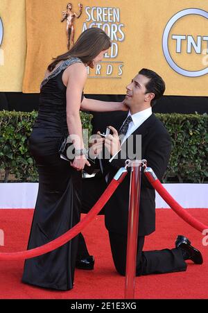 Un uomo sconosciuto propone alla sua ragazza al 17° Annual Screen Actors Guild (SAG) Awards, tenutosi presso il Shrine Exposition Center di Los Angeles, CA, USA il 30 gennaio 2011. Foto di Lionel Hahn/ABACAPRESS.COM Foto Stock