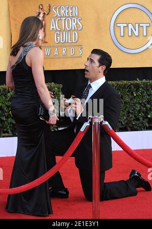 Un uomo sconosciuto propone alla sua ragazza al 17° Annual Screen Actors Guild (SAG) Awards, tenutosi presso il Shrine Exposition Center di Los Angeles, CA, USA il 30 gennaio 2011. Foto di Lionel Hahn/ABACAPRESS.COM Foto Stock