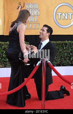 Un uomo sconosciuto propone alla sua ragazza al 17° Annual Screen Actors Guild (SAG) Awards, tenutosi presso il Shrine Exposition Center di Los Angeles, CA, USA il 30 gennaio 2011. Foto di Lionel Hahn/ABACAPRESS.COM Foto Stock