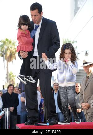 L'attore Adam Sandler con le sue figlie Sunny Madeline e Sadie Madison partecipa alla cerimonia in cui è onorato con la 2'431 stelle sulla Hollywood Walk of Fame a Los Angeles, California, il 1 febbraio 2011. Foto di Lionel Hahn/AbacaUsa.com Foto Stock