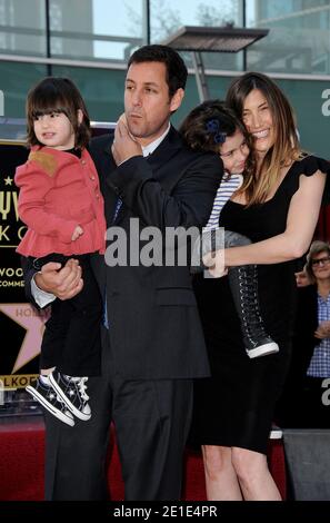 L'attore Adam Sandler con sua moglie Jackie e le sue figlie Sunny Madeline e Sadie Madison assistono alla cerimonia in cui è onorato con la 2,431esima stella sulla Hollywood Walk of Fame a Los Angeles, California, il 1 febbraio 2011. Foto di Lionel Hahn/AbacaUsa.com Foto Stock