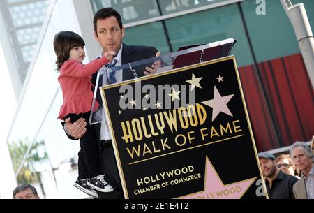 L'attore Adam Sandler con sua figlia Sunny Madeline partecipa alla cerimonia in cui è onorato con il 2,431 stelle sulla Hollywood Walk of Fame a Los Angeles, California, il 1 febbraio 2011. Foto di Lionel Hahn/AbacaUsa.com Foto Stock