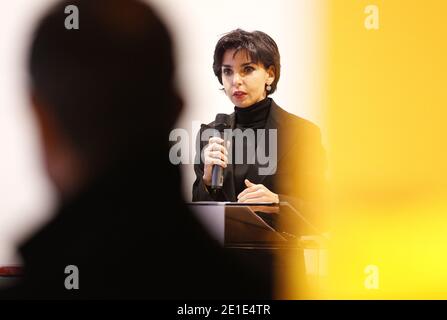 ESCLUSIVO - francese UMP deputato europeo e Sindaco del 7 ° distretto di Parigi Rachida dati in visita ad una scuola professionale e incontrare gli studenti a Bordeaux, Francia il 1 febbraio 2011. Foto di Patrick BernardABACAPRESS.COM Foto Stock