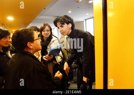 ESCLUSIVO - francese UMP deputato europeo e Sindaco del 7 ° distretto di Parigi Rachida dati in visita ad una scuola professionale e incontrare gli studenti a Bordeaux, Francia il 1 febbraio 2011. Foto di Patrick BernardABACAPRESS.COM Foto Stock