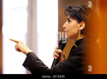 ESCLUSIVO - francese UMP deputato europeo e Sindaco del 7 ° distretto di Parigi Rachida dati in visita ad una scuola professionale e incontrare gli studenti a Bordeaux, Francia il 1 febbraio 2011. Foto di Patrick BernardABACAPRESS.COM Foto Stock