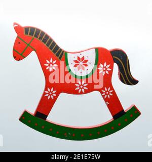 Giocattolo dondolo cavallo decorazione di Natale. Stile vintage, sfumatura grigia sullo sfondo. Foto di alta qualità Foto Stock